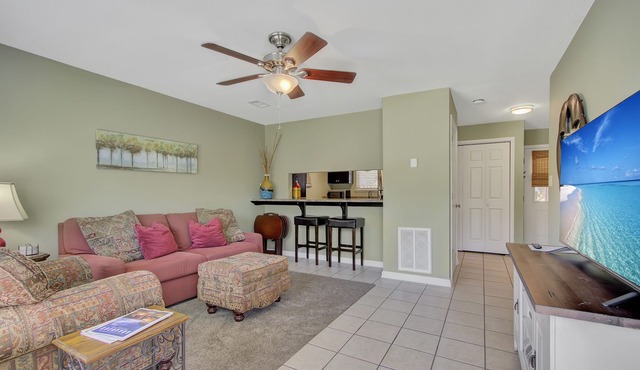 Lake Front Condo with Boat Slip/Unit 9/Close to Bathhouse Row and Oaklawn!