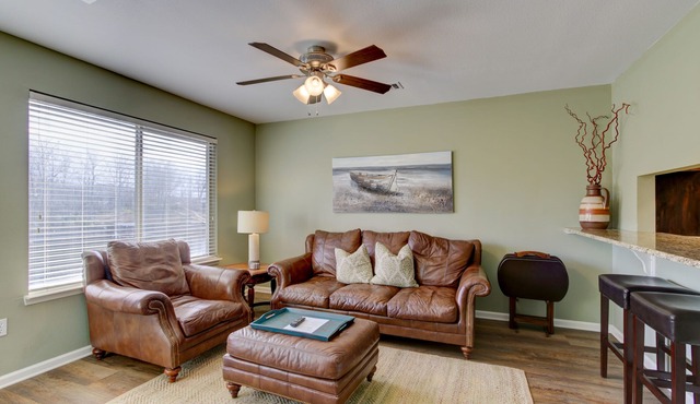 Lake Front Condo, With Boat Slip/Unit 10/Close to Bathhouse Row and Oaklawn!