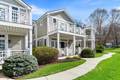 Lake front condo with pool access walking distance to downtown Saugatuck