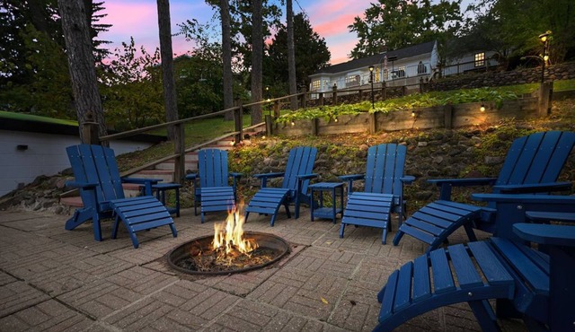 Lake Front Cottage with Amazing Firepit, Private Dock, Sleeps 6-8