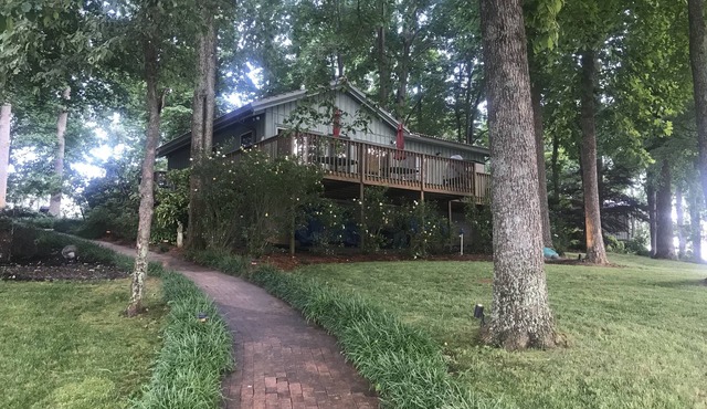 Lake Front Cottage, 300' of Shoreline, Large Private Pier, and Great Location.