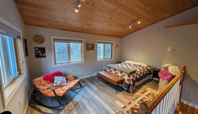 Lake front cottage 5 bedrooms, bright open concept living space