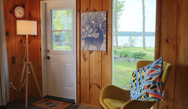 Lake front cottage with beach & dock (Pet-Friendly!)