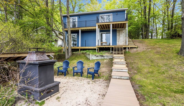 Lake Front Cottage in awesome Lake Ann, MI