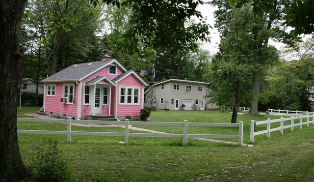 Lake Front Cottage in Michigan's Harbor Country "Sandy Shores 2"