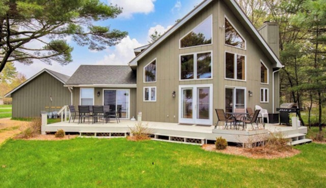 Lake front cottage less than 20 min from golf simulator/pool/bar/grill