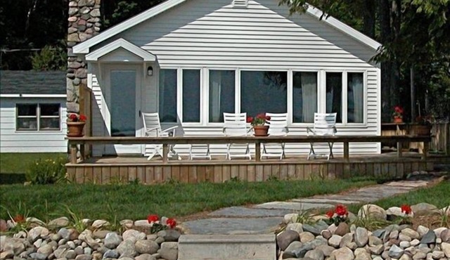 Lake Front Cottage on Douglas LakenNear Petoskey, Pellston, Levering & Mackinaw