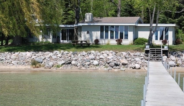 Lake Front Cottage on the north shore of Lake Charlevoix