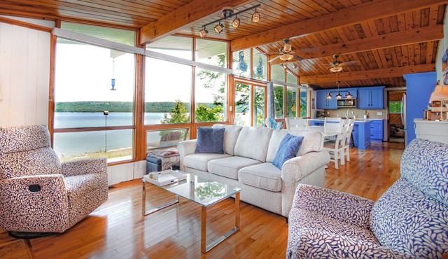 Lake Front Cottage only 4 minutes from Gore Bay
