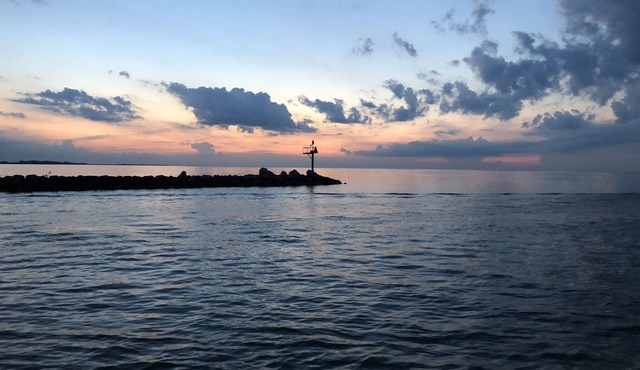 Lake Front Cottage Perfect for Fisherman, Birders, and Family Vacations.