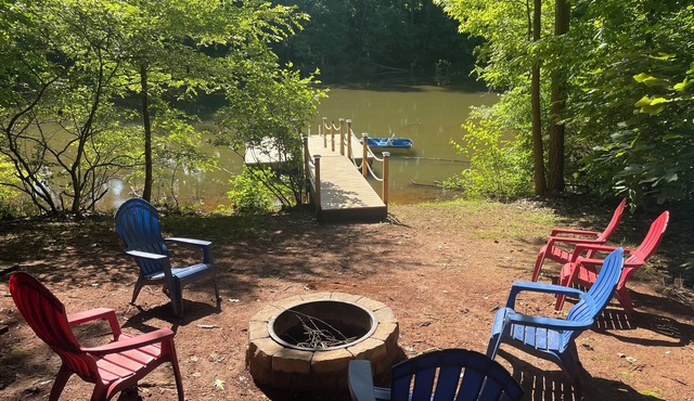 Lake Front cottage near shopping. Quiet cove on Lake Norman. With lake toys