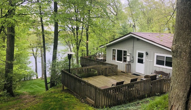 Lake Front Cottage with Family Friendly Private Beach