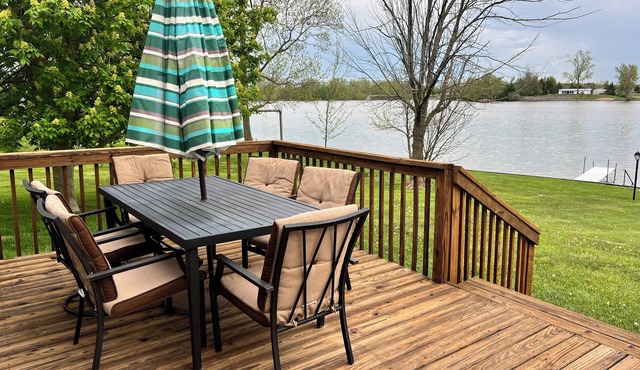 Lake Front Cottage with pontoon available for rent