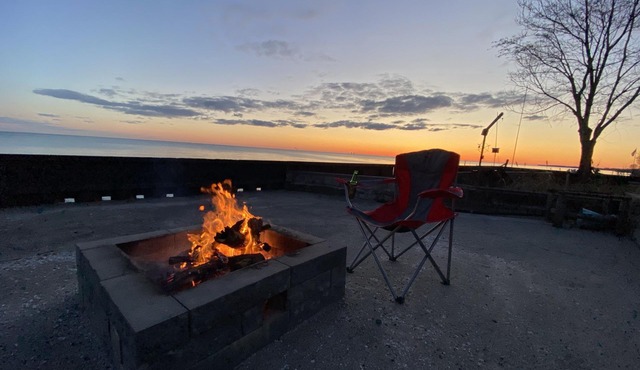 Lake front Cottage, wineries nearby, fire pit, BBQ