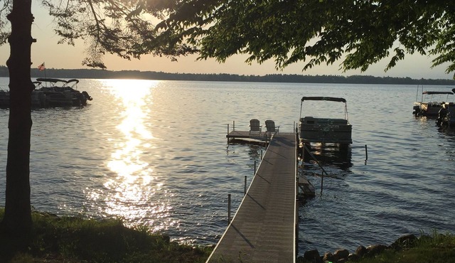 Lake-Front Cottage with beautiful sunrise views!