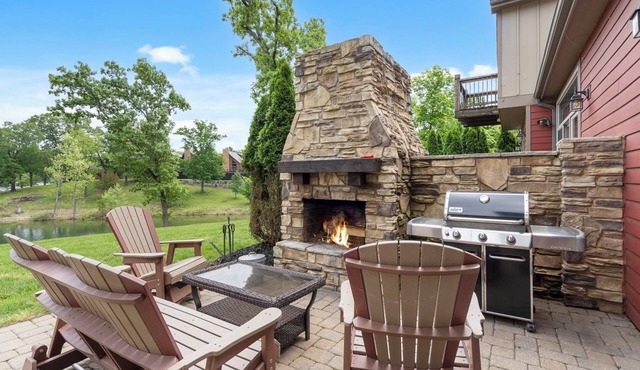 Lake Front! Cozy 4Bed Luxury Villa Boat Dock/Slips, Resort Pools Right on the Water!