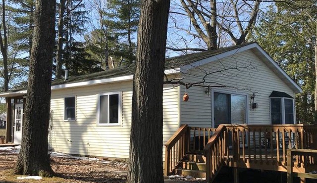 Lake Front Cozy Cottage on BBL: Swim, Fish, Fun, Sun , and best of all Relax.
