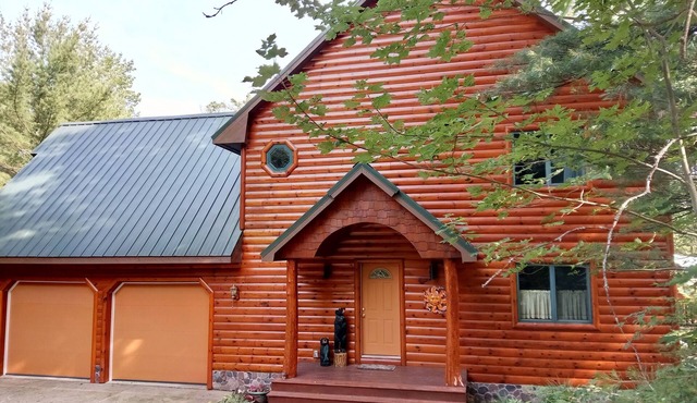 Lake front Custom Log home .Kayaks Loons Bald eagles fox & turkeys included.