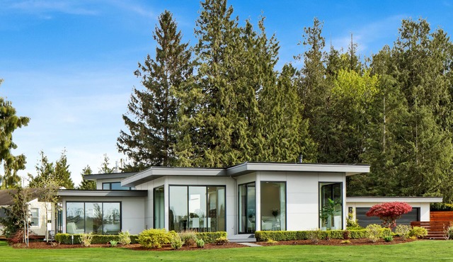 LAKE FRONT DREAM RETREAT PROPERTY