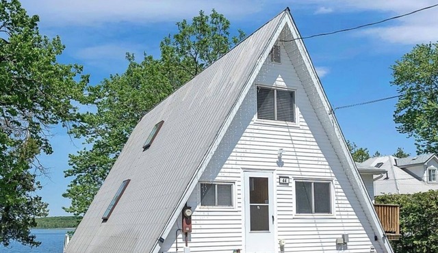 Lake front elf house🩷kayaks-fire pit🩷one hour away from Toronto
