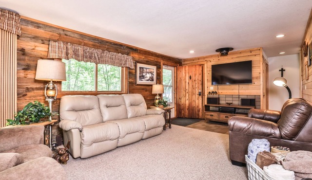 Lake Front Family Paradise! Gorgeous 3 bedroom surrounded by wildlife.