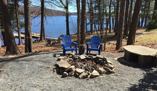 Lake Front Getaway, amazing views, large deck, private dock, great for families