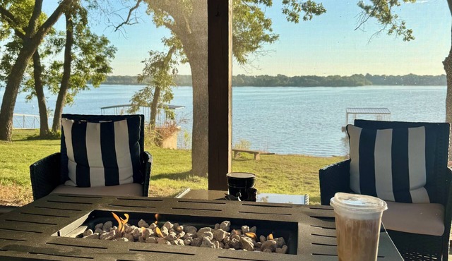 Lake front getaway w/slip located in Wolf Creek