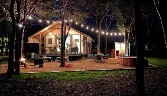 Lake Front Glamping Near Austin-Bathroom In Unit