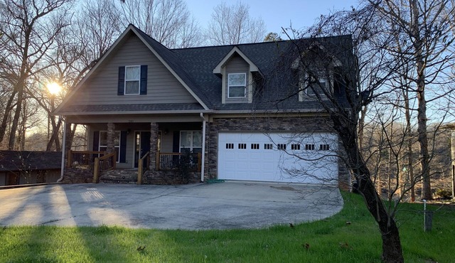 Lake Front Home. 3 Large Living Spaces. Screened Porches. Pet Friendly.