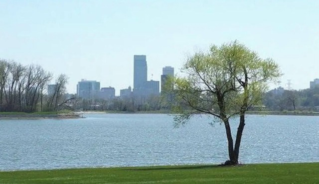 Lake front home 3 miles from Downtown Omaha! Pet Friendly!