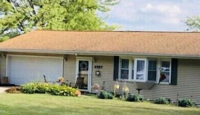 Lake Front Home and Deck on the lake the Lake level of the house is a suite