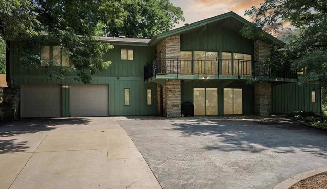 Lake front home in Solon, close to University of Iowa, Iowa City & Cedar Rapids.