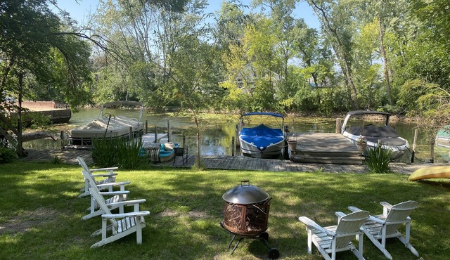 Lake front Home in the heart of Excelsior! Pets ok. Short 10 min walk into town