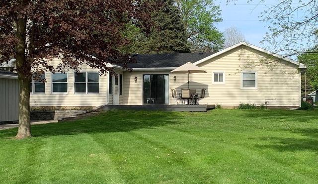 Lake Front home near Sister Lakes area. Pontoon rental available.