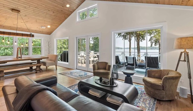Lake front home on Lake Oconee with private dock, hot tub and firepit