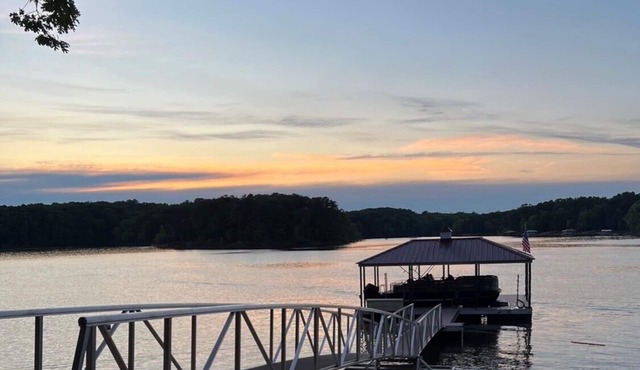 Lake Front Home on Buggs Island/Kerr Lake Close to Bluestone Boat Ramp!