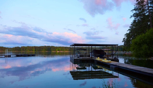 Lake front home, private dock, pet friendly