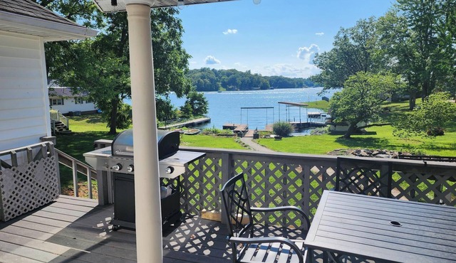 Lake Front home Sleeps 10 Overlooking deck for perfect lake views & a coffee bar