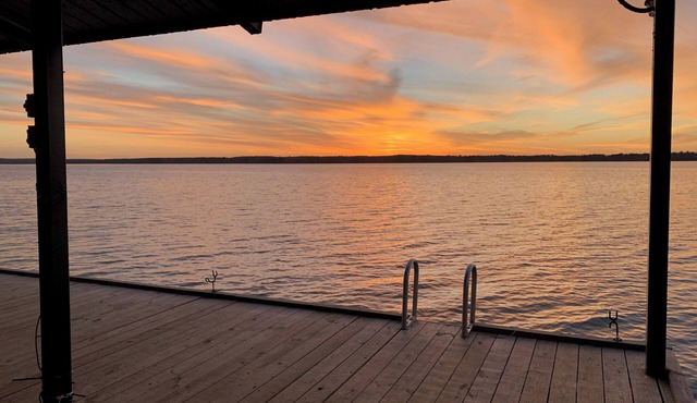 Lake front home w/gorgeous sunsets from dock for families or fishing groups!