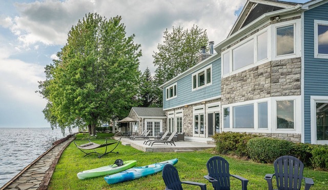 Lake Front home w/Hot Tub, Kayaks & Fire Pit