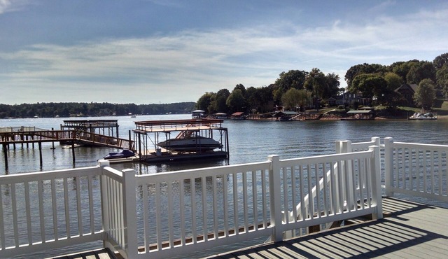 Lake Front Home With Beautiful Veiw And Deep Water