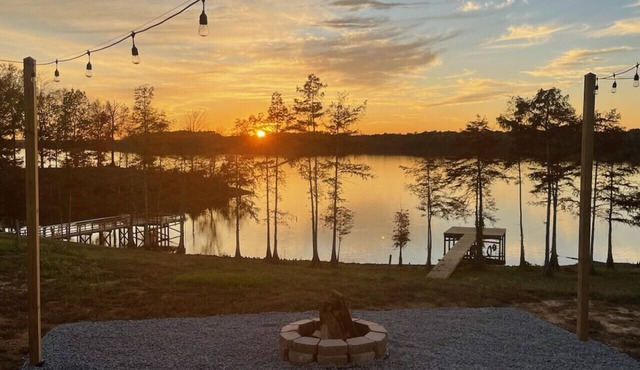 Lake front home with spectacular sunsets! 6 miles from Toledo Tackle!