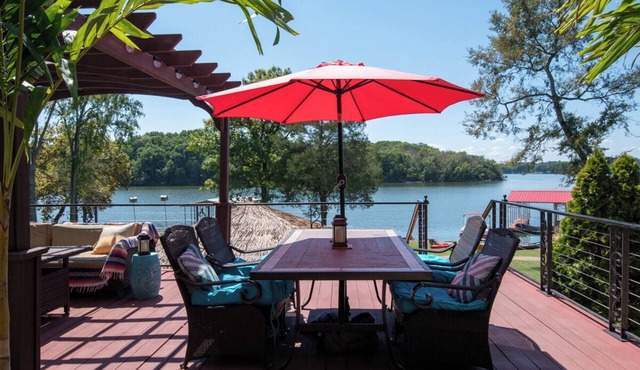 LAKE FRONT HONKY TONKIN & LAKE LIFE O/D KITCHEN & TIKI HUT -NEAR NASHVILLE nnnn