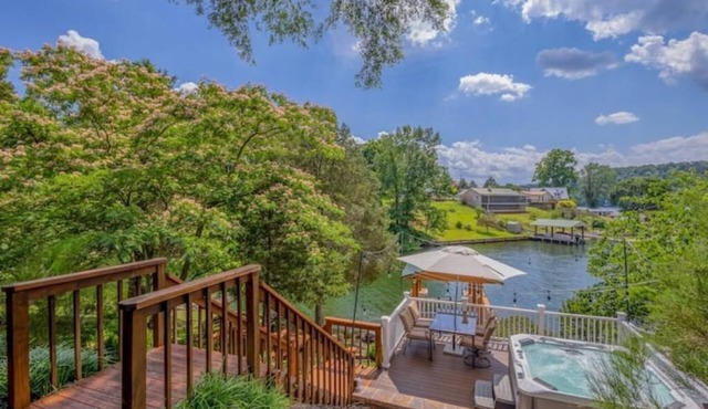 Lake front, Hot Tub, Fire Pit, Dock and much more!