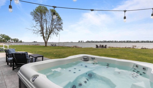 Lake Front|HotTub|Firepit|Grill| Sleeps 7!