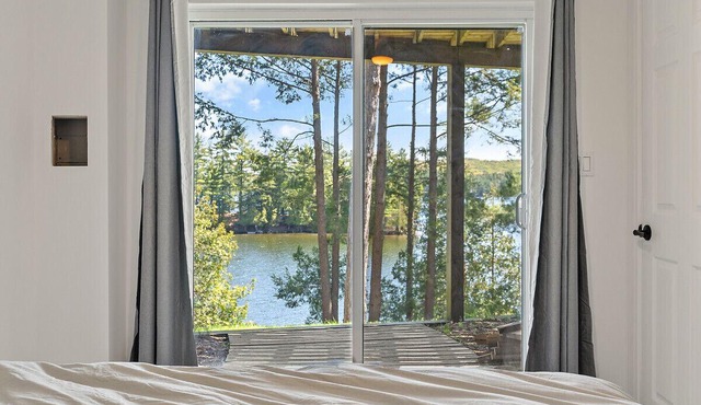 LAKE FRONT- HotTub+Sauna+GolfSim+Arcade+Kayaks+BBQ
