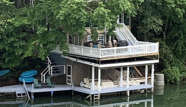 Lake front house & kayaks in hidden GEM lake lure