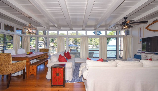 Lake Front House on Quiet Cove