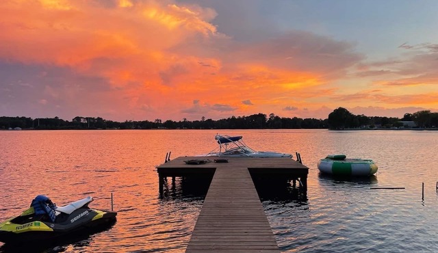 Lake front house w/hot tub, fire pit, kayaks and lake access