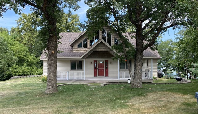 Lake Front House with lots of privacy and space!